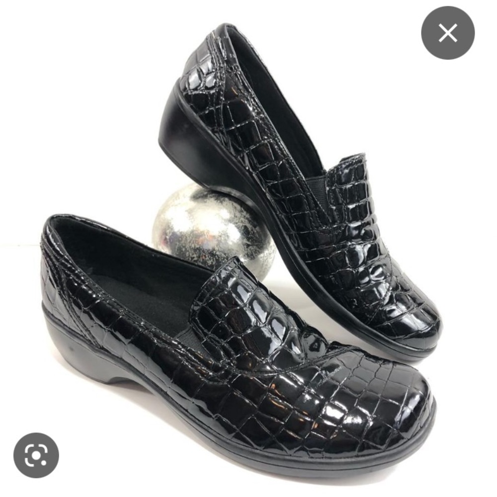 ❤️GORGEOUS AND BRAND NEW CLARKS BLACK FAUX CROC LEATHER LOAFERS IN SIZE 9M❤️
